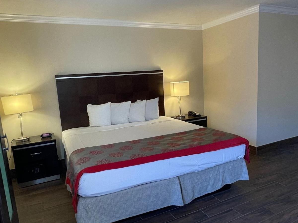 Ramada By Wyndham San Diego Poway Miramar Exterior photo