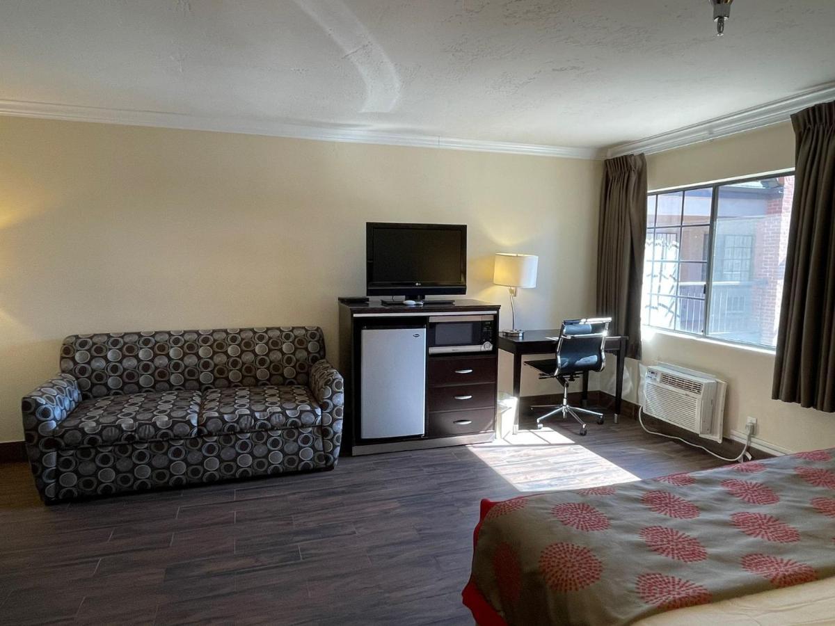 Ramada By Wyndham San Diego Poway Miramar Exterior photo