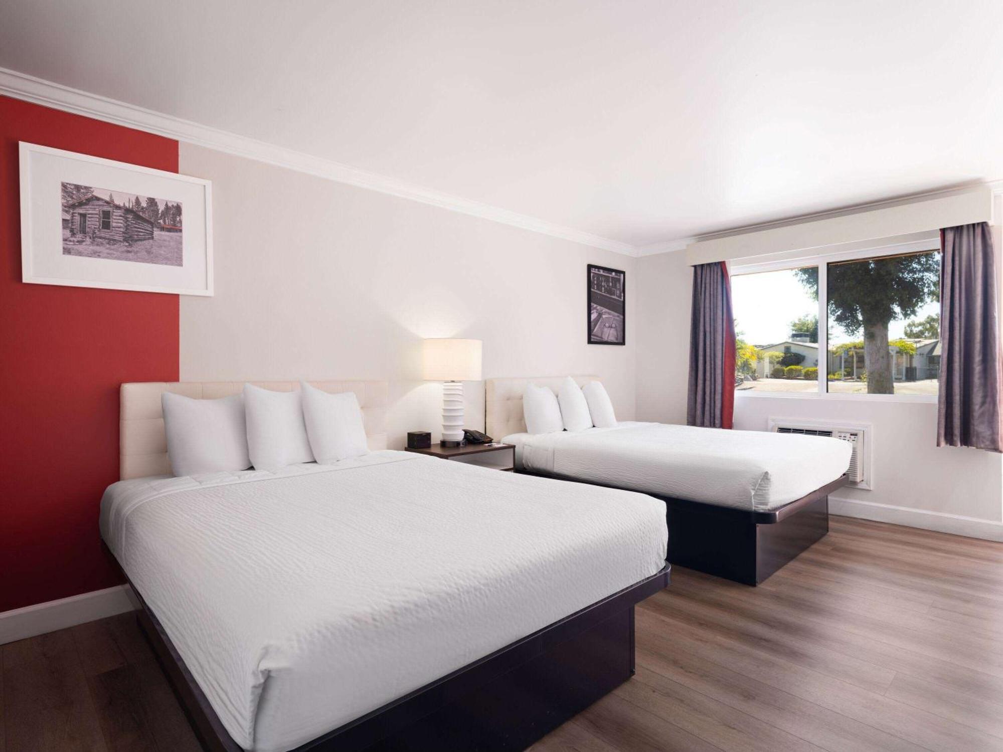 Ramada By Wyndham San Diego Poway Miramar Exterior photo