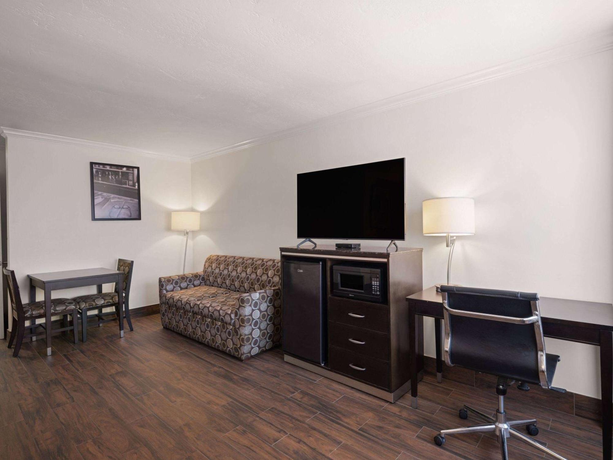Ramada By Wyndham San Diego Poway Miramar Exterior photo